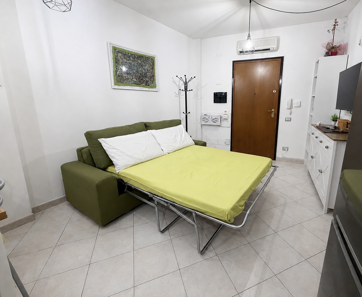 Divano letto matrimoniale aperto nel soggiorno
